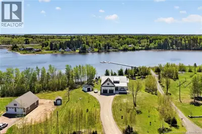 *** BEAUTIFUL WATERFRONT // 1.70 ACRE LOT // WALK-OUT BASEMENT // FORCED AIR HEAT PUMP // SOUTHERN E...