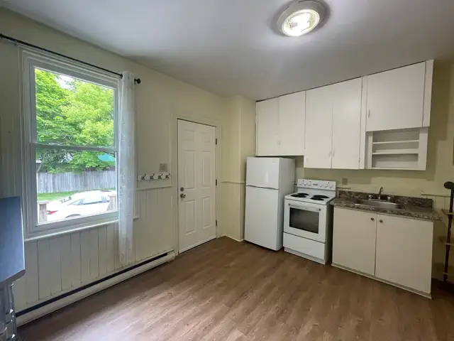 2 bed apt close to groceries, restaurants & more- 2-593 Johnson in Long Term Rentals in Kingston - Image 3