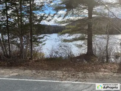 Grand terrain plat situé sur le bassin 1 du lac croche à Saint-Donat-de-Montcalm (lac navigable). La...