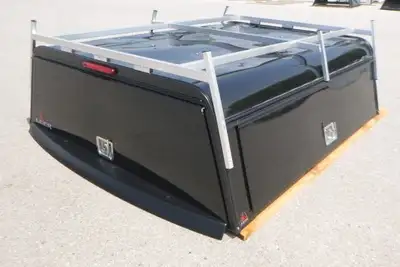 This unit is ready for installation! This LEER Commercial Truck cap has everything every contractor...