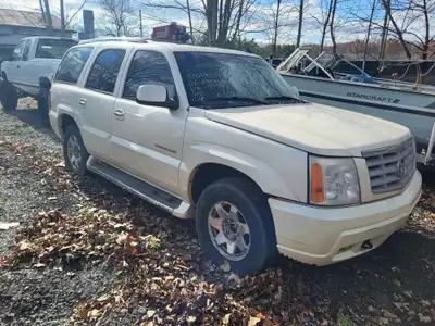 2006 Cadillac Escalade Luxury SUV, 6.0L V8, Automatic transmission, AWD, 316408kms. Power doors, loc...