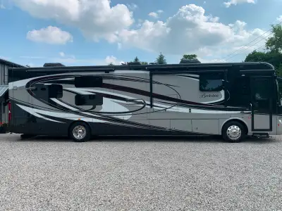 Outstanding 2015 Berkshire 400BH Class A diesel. Bunk Model. Very hard to find bunk model. Bunk’s fl...