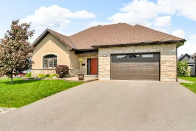Executive style 2+1 bedroom bungalow home situated in the desirable Place. St Laurent subdivision. B...