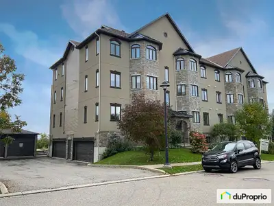 Condo de deux chambres bien situé avec une belle vue sur la rivière des Outaouais. Concept ouvert, c...