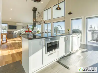 Chalet de haut de gamme, construit en 2021 et entièrement meublé situé à Petite-Rivière-Saint-Franço...