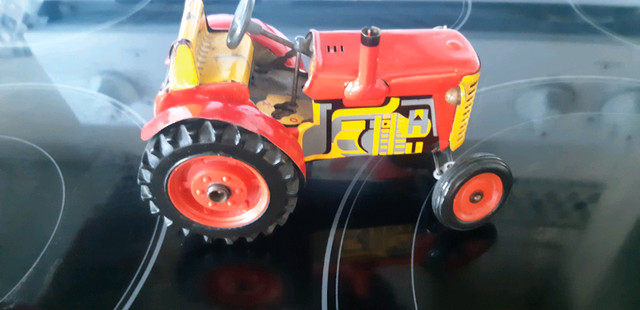 Petit tracteur jouet Zetor vintage dans Art et objets de collection  à Sherbrooke