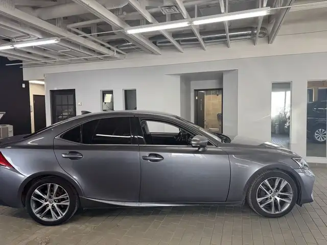 2017 Lexus IS 300 4dr Sdn AWD in Cars & Trucks in Longueuil / South Shore - Image 7