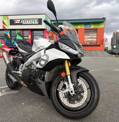 2022 Aprilia Tuono V4 1100 ABS - WHITE with only 3483KMS! MSRP $13988 + $199 = $14,187 + Applicable...