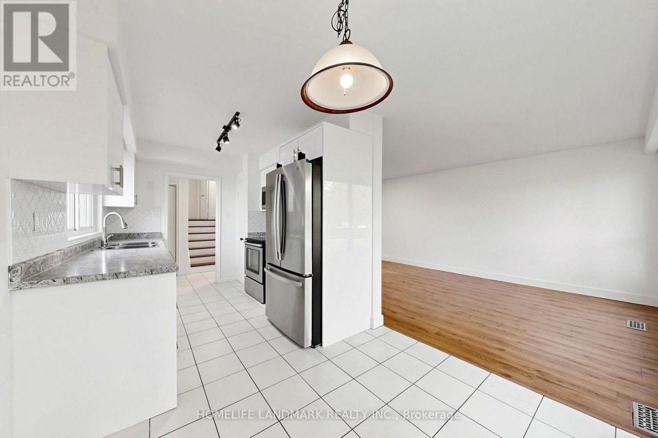 26 FENSIDE DRIVE Toronto (Parkwoods-Donalda), Ontario 2