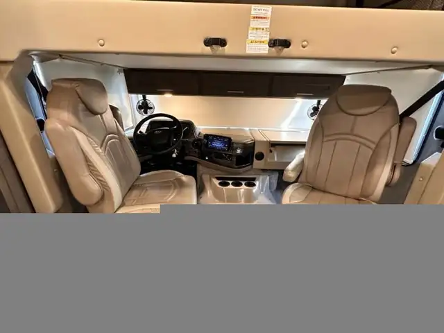 2022 Thor Motor Coach Challenger 35MQ only 6,310 Miles in RVs & Motorhomes in Moncton - Image 16