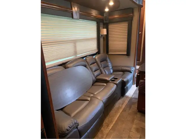 2014 Dutchmen Voltage V3200 TOY HAULER 36' OAL 10'GARAGE in Cargo & Utility Trailers in Guelph - Image 10