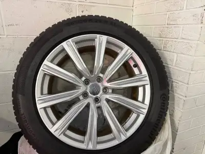 Audi rims and snow tires for Q8 or Q7 265/59/20 in great shape .