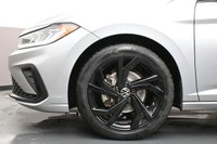 The 2025 Volkswagen Jetta Comfortline Sport features a turbocharged 1.5L 4-cylinder engine paired wi... (image 3)