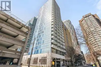 Spacious 1+Den In Highly Sought-After 210 Simcoe Residences! 677 Sq Ft + 68 Sq Ft Balcony. Bright, O...