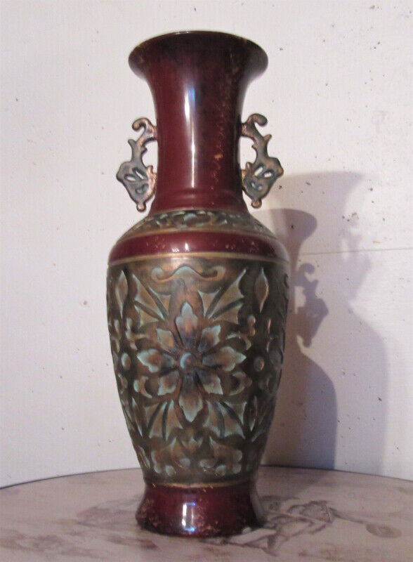 Oriental Style Large Ceramic Vase with Decorative Handles dans Autre  à Ville de Montréal - Image 2