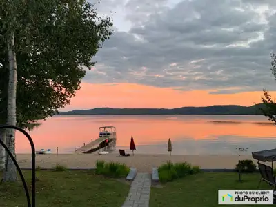Bungalow 3 chambres en bordure du lac Gagnon avec une superbe plage en sable fin de 75 pieds de larg...