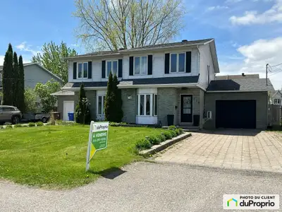 Traduction automatique Magnifiquement située et rénovée avec goût, cette maison mitoyenne située dan...