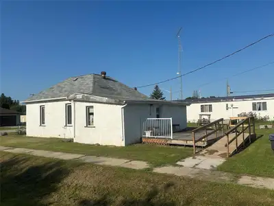 R40//Plumas/2 bedroom bungalow on large lot in the quaint town of Plumas Manitoba. The home features...