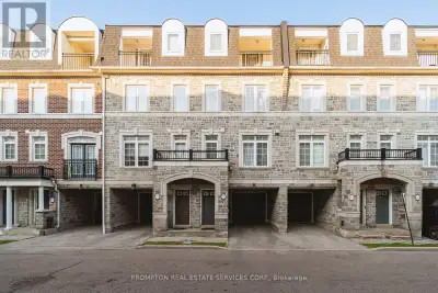 North York Jewels, Beautiful Luxurious Townhouse with a Private Backyard. Gourmet Kitchen W/Custom B...