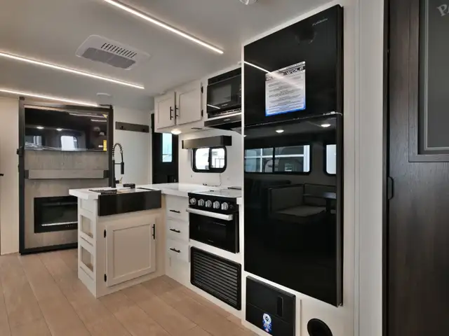 2026 Cherokee Alpha Wolf 26DBH in Travel Trailers & Campers in Edmonton - Image 13