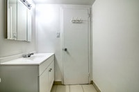Akelius two bedroom apartment for rent. Located near Av. Wilderton in the Cote-des-Neiges neighborho... (image 7)