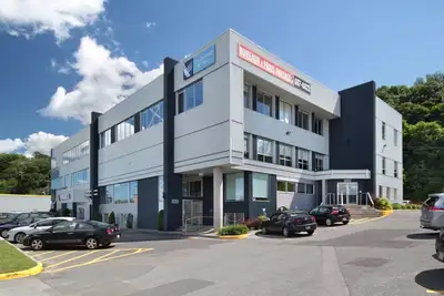 CENTRE D'AFFAIRES CHAREST Découvrez des locaux de 168 à 6 116 pi2, parfaitement adaptés aux professi...