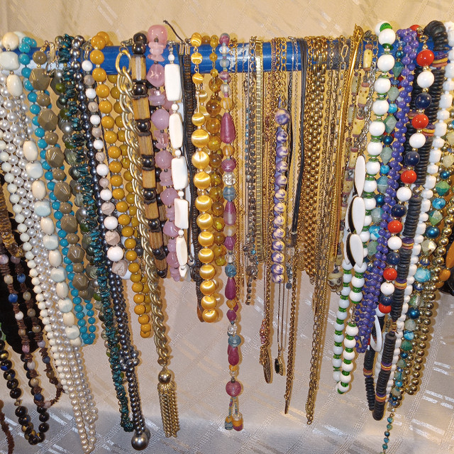 Lot of over 90 Necklaces and Chokers  Costume Jewelry and Gold in Jewellery & Watches in Belleville - Image 3