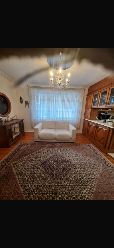 Cozy comfortable rooms available in a 5 and half located on Queen Mary Road close to bus stops Leadi...