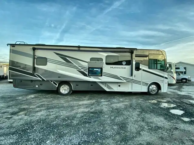 2025 Thor Motor Coach Hurricane 34R in RVs & Motorhomes in Bedford - Image 11