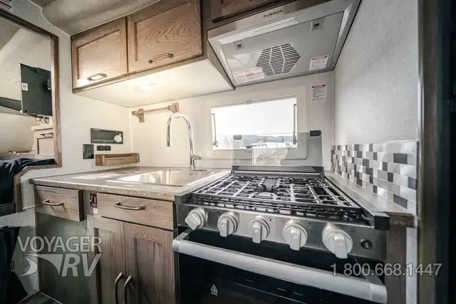 2027 Northern Lite 10.2EX Dry Bath Limited Edition in Travel Trailers & Campers in Kelowna - Image 8