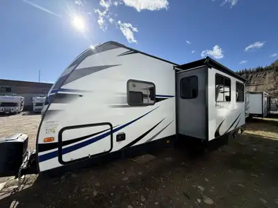 Welcome to Rock Island RV This RV is like new inside and out, weighing only 5,980 lbs. Features incl...