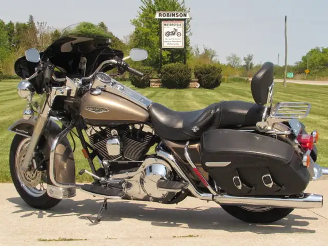 2004 Harley-Davidson FLHRCI Road King Classic in Sport Touring in Leamington - Image 4