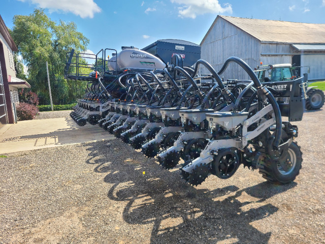 24 Row Harvest International with 6T Salford Dry Fert in Farming Equipment in Owen Sound - Image 3