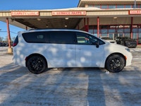 The 2026 Chrysler Pacifica Select combines advanced technology, comfort, and family-friendly versati... (image 7)