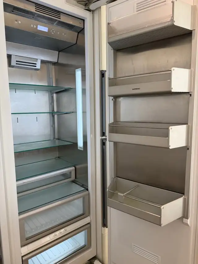 GAGGENAU 42'' Fridge/freezer bonne condition. Marche tres bien. in Refrigerators in City of Montréal - Image 2