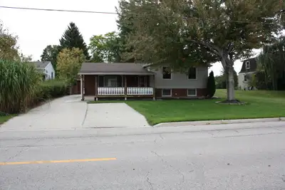 3 Bedroom House with Large Yard!