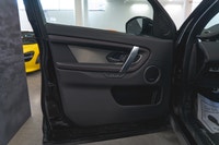 Land Rover Discovery Sport R-Dynamic SE 2023: - Extérieur métallisé noir SANTORINI avec intérieur en... (image 9)