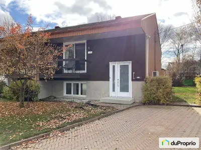 Clé en main! joli jumelé intime rénové situé près de tous les services, polyvalente, dépanneur, parc...