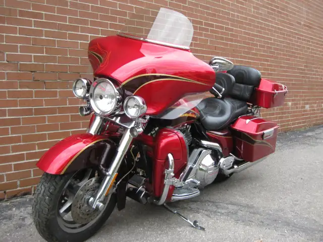 2005 Harley-Davidson CVO FLHTCSE2 in Street, Cruisers & Choppers in City of Toronto - Image 7