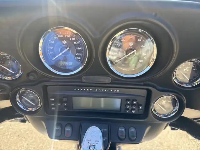 2011 Harley-Davidson Street Glide ~ ELECTRA GLIDE LTD ~ 103CI ~  in Sport Touring in City of Toronto - Image 23