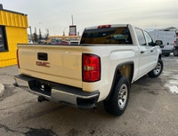 EXPERIENCE POWER, COMFORT, AND CAPABILITY WITH THIS 2018 GMC SIERRA 1500 CREW CAB. THIS FULLSIZE PIC... (image 4)