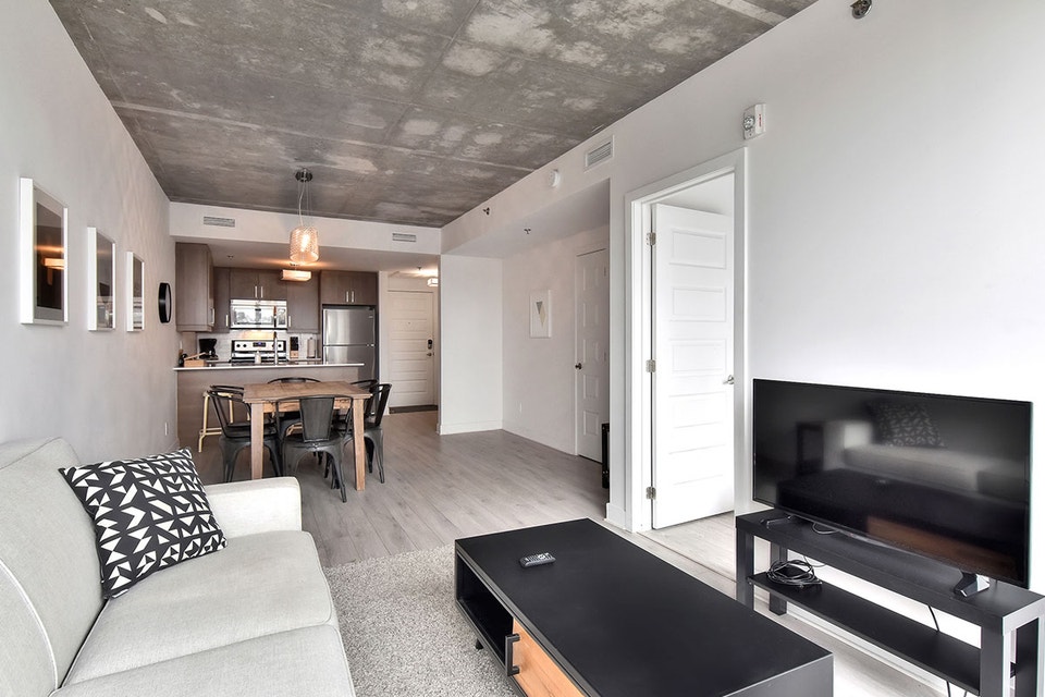 B&C Apartments - 2 Bedroom available at 1255 rue De Bullion, Mon 2