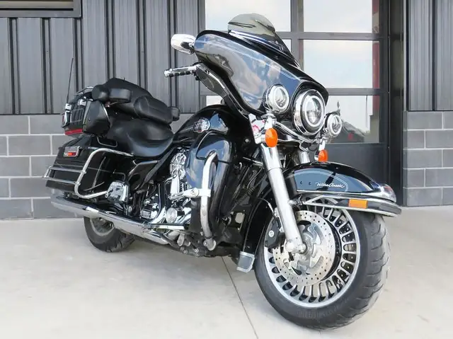 2009 Harley-Davidson FLHTCU Ultra Classic Electra Glide in Street, Cruisers & Choppers in Cambridge - Image 2