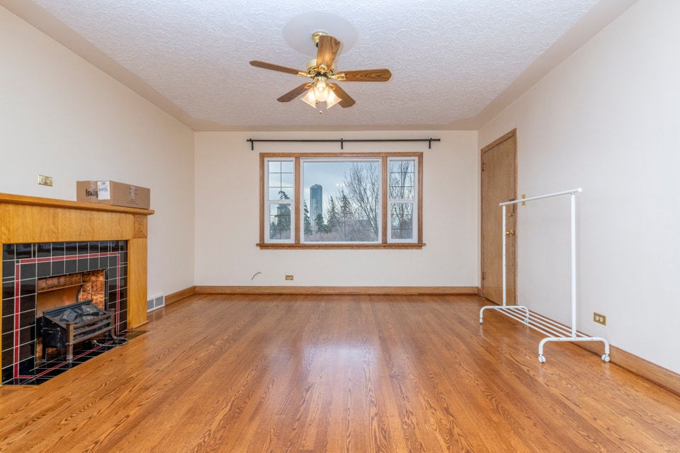 UNISON 1 BEDROOM CONDO IN KENSINGTON 2