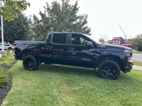 Conquer any terrain with this 2021 Chevrolet Silverado 1500 LT Trail Boss Crew Cab, boasting a power... (image 3)