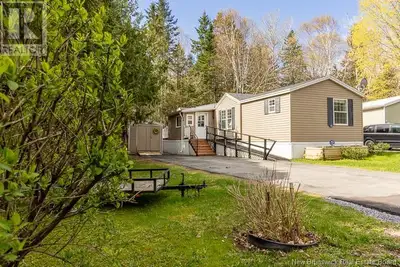 Sweet 2 bedroom 2 bathroom mini home on quiet street in Quispamsis mini home park. Bright and sunny...
