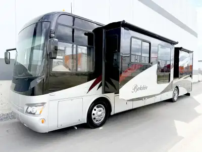 ! 40 FOOT CUMMINS POWERED TOP OF THE LINE DIESEL PUSHER MOTORHOME WITH 4 SLIDES ! ONLY 42,000 MILES...