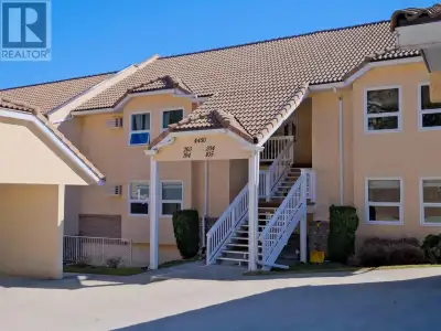 Welcome to Chateaux on the Green! Nestled at the top of Ponderosa Drive, this inviting rancher walko...