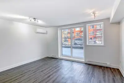 Renovated Akelius one bedroom apartment for rent. Located near Av. Barclay in the Cote-des-Neiges ne...