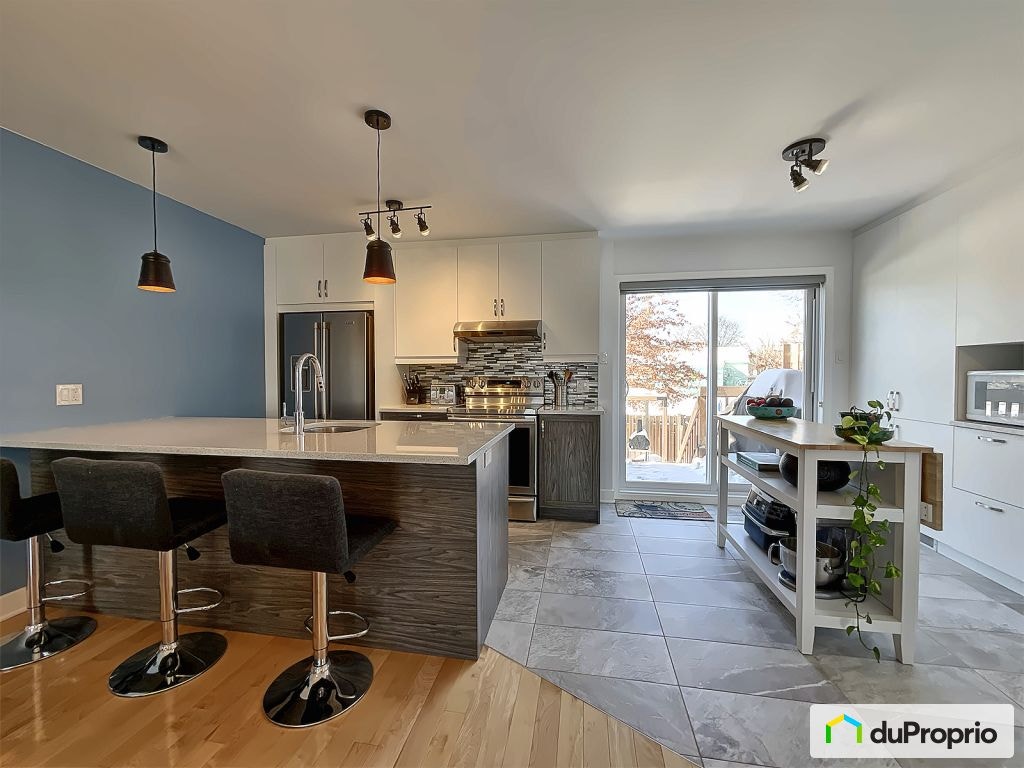 $590,000 - Townhouse for sale in Longueuil (Vieux-Longueuil) — photo 1